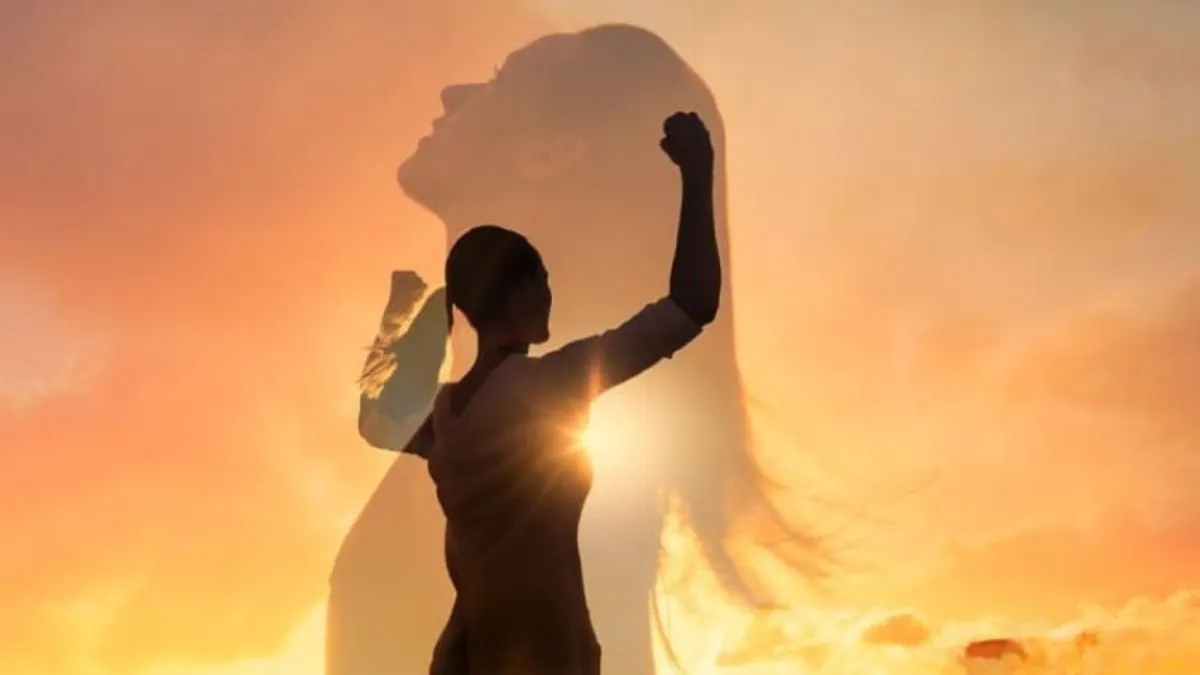 Một người đang nằm thư giãn đọc sách rất thoải mái