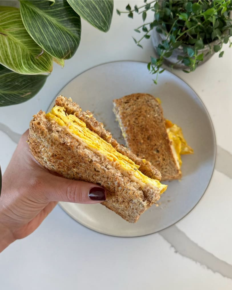 Bánh mì trứng đơn giản, không có rau xanh