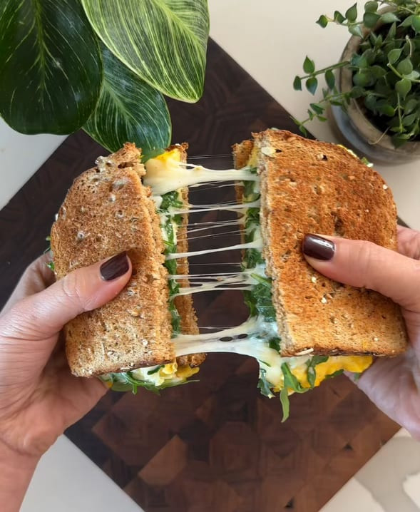 Bánh mì trứng thêm rau rocket hấp dẫn