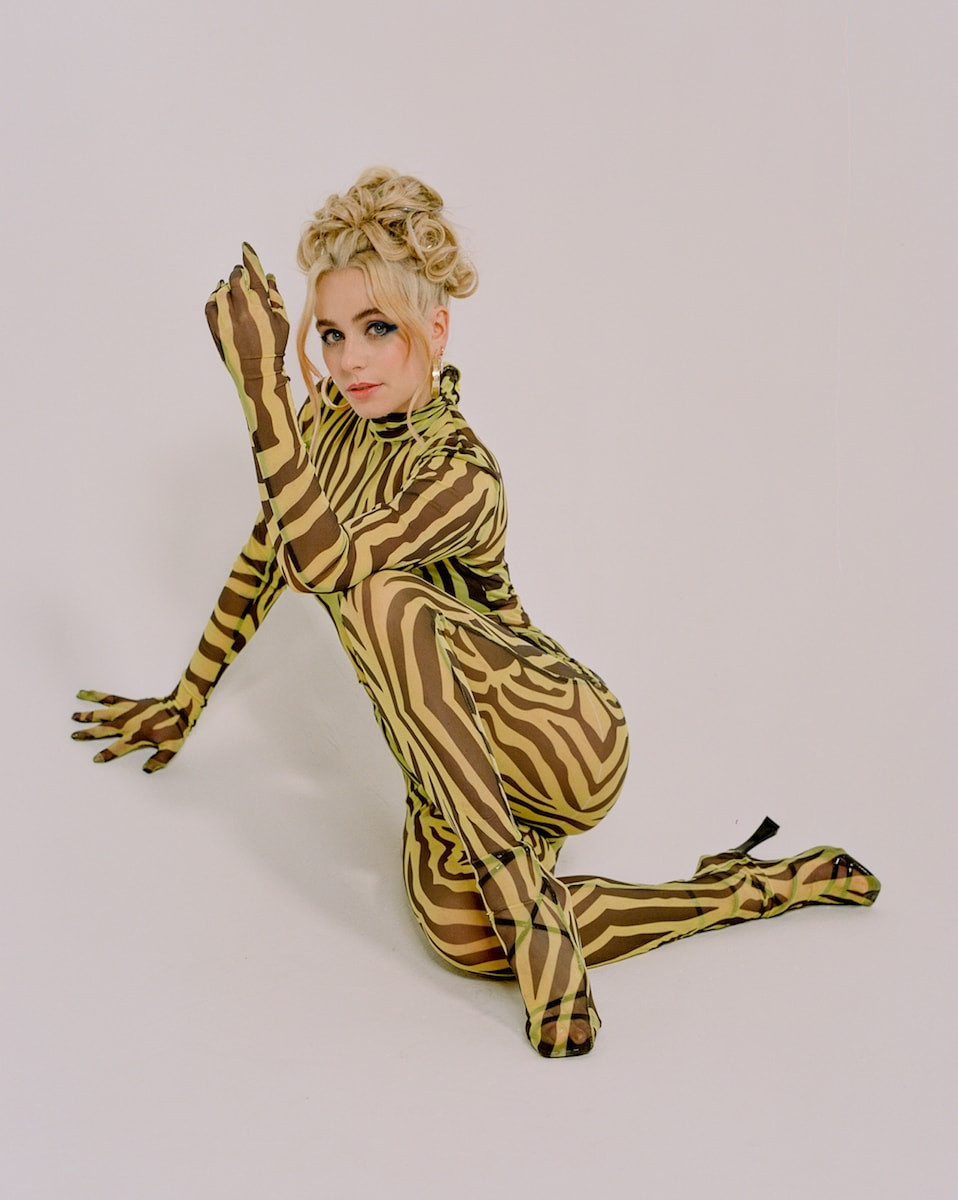 Rose Gray trong một buổi phỏng vấn, ánh mắt thể hiện sự say mê và tự tin