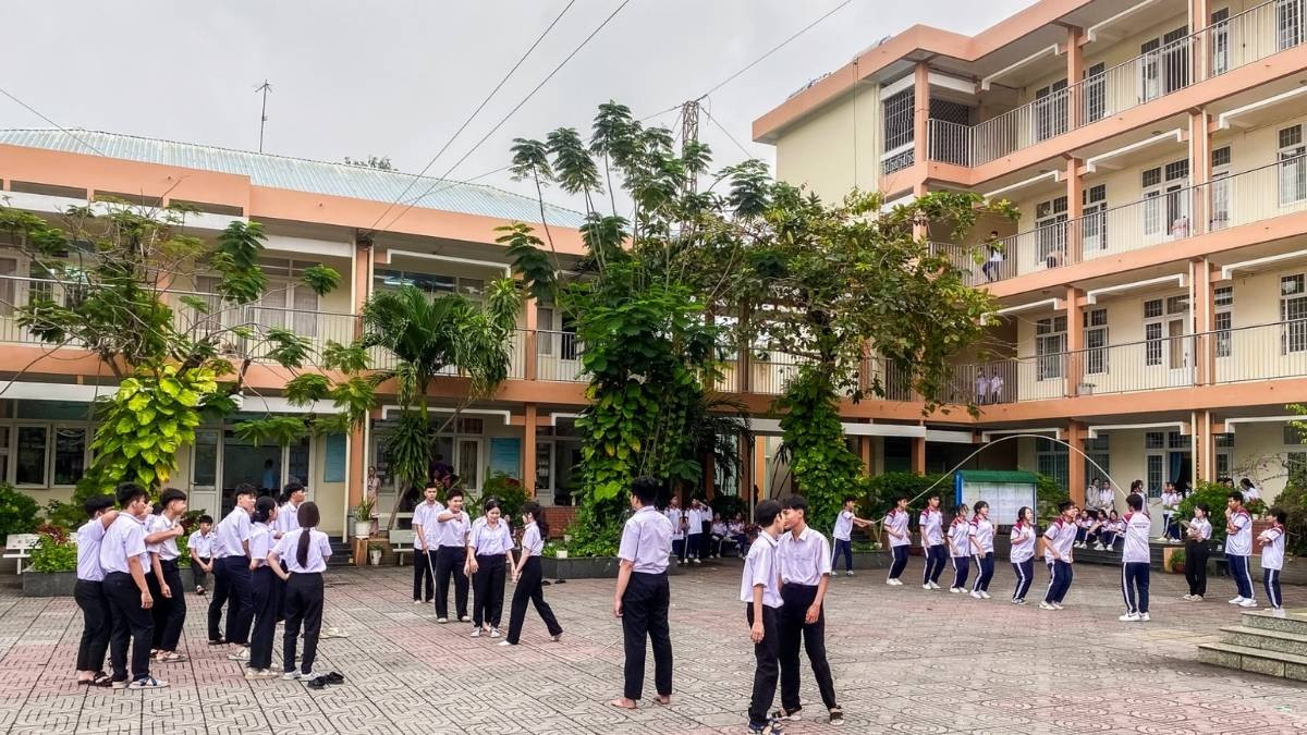 Các em học sinh tham gia hoạt động ngoại khóa ngoài trời