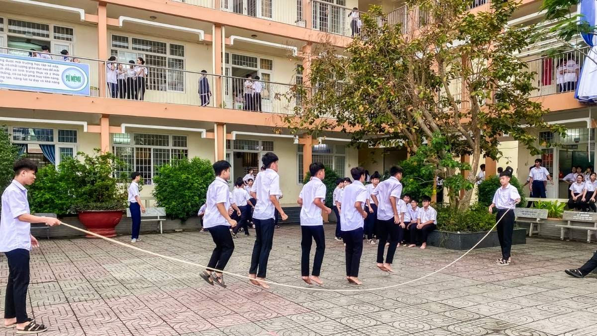 Vẻ đẹp trong sáng của các em học sinh nữ