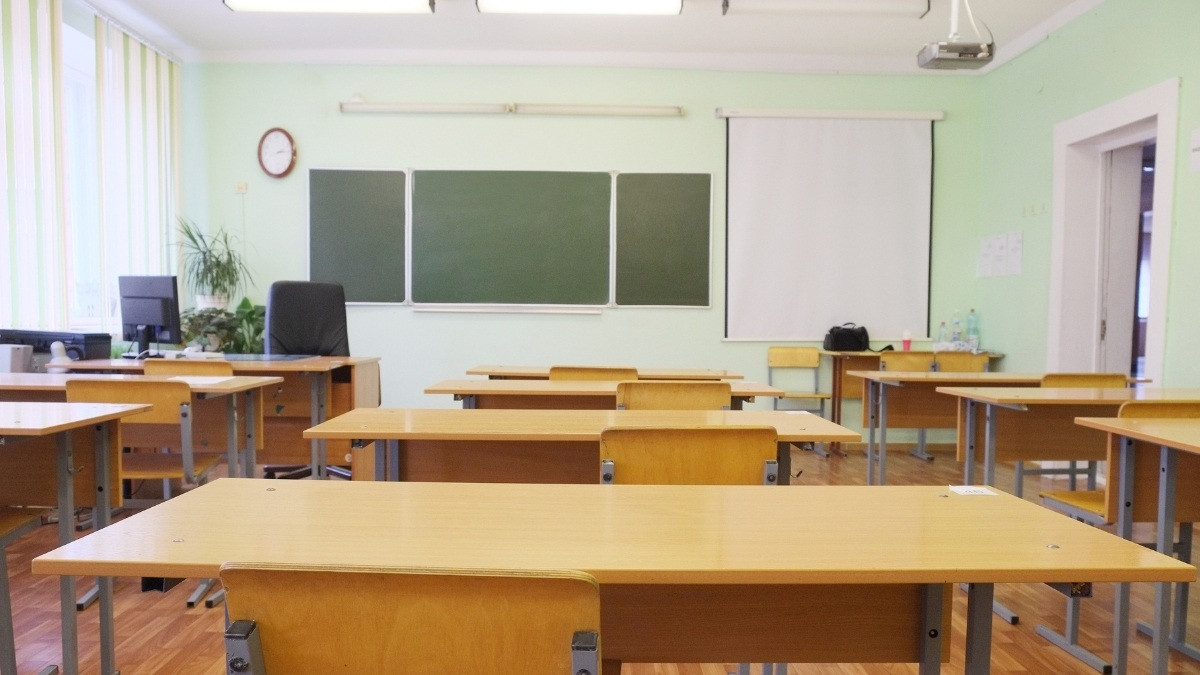 Không gian lớp học ngăn nắp, tràn ngập ánh sáng tự nhiên