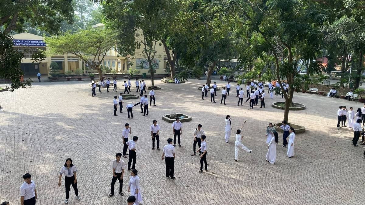 Bức ảnh chụp toàn cảnh sân trường với các hoạt động vui chơi