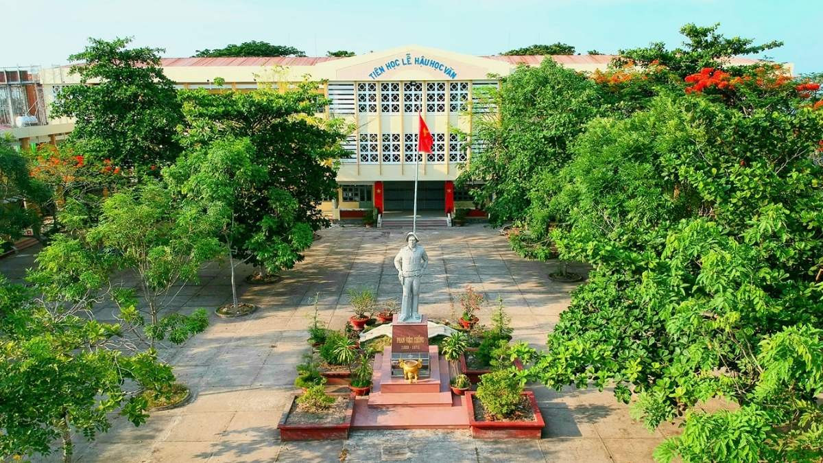 Bức tranh thiên nhiên xanh mát tại khuôn viên trường học