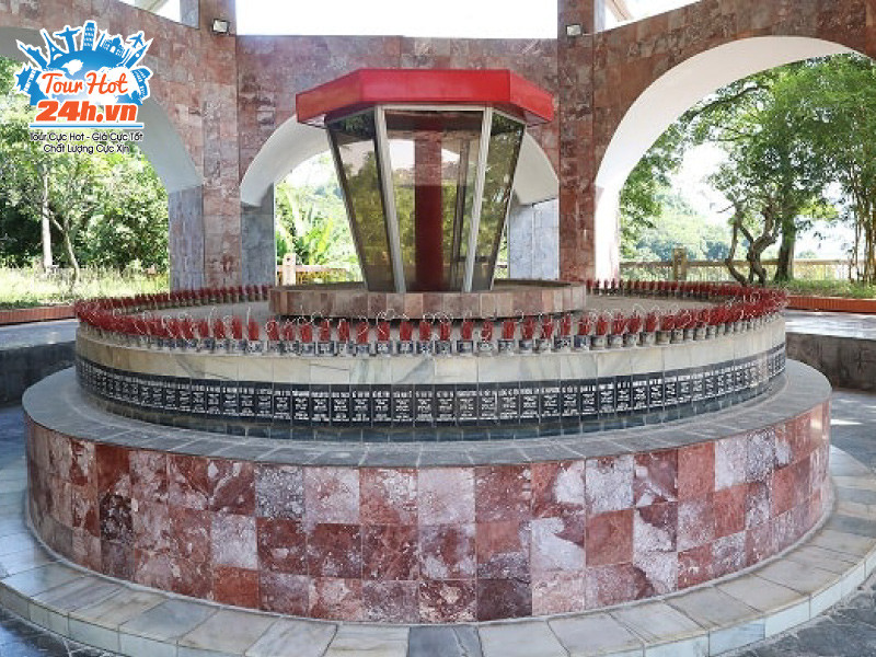 Đài Tưởng Niệm tại Thủy điện Hòa Bình