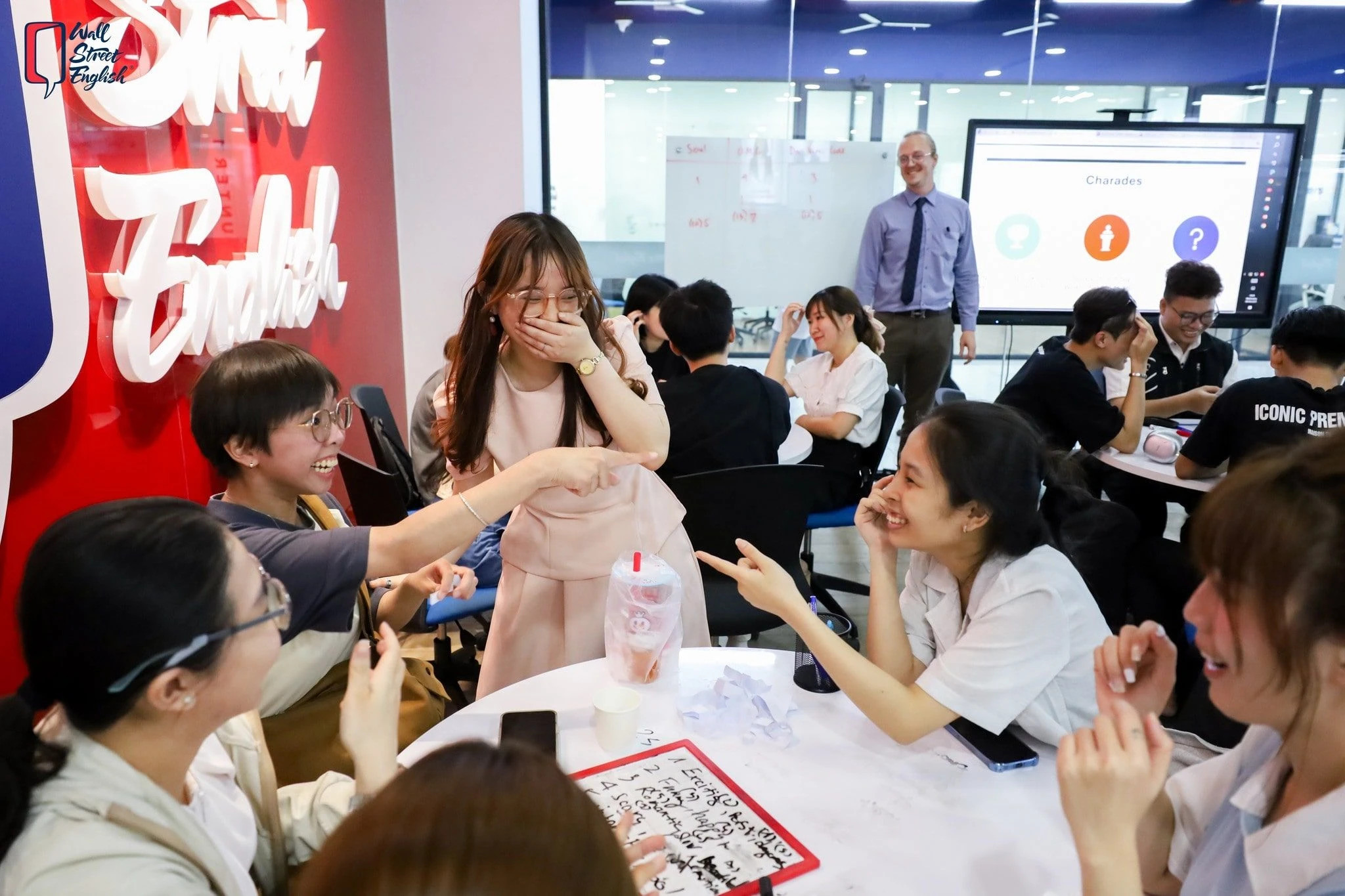 Một người đang học giao tiếp tiếng Anh qua ứng dụng điện thoại