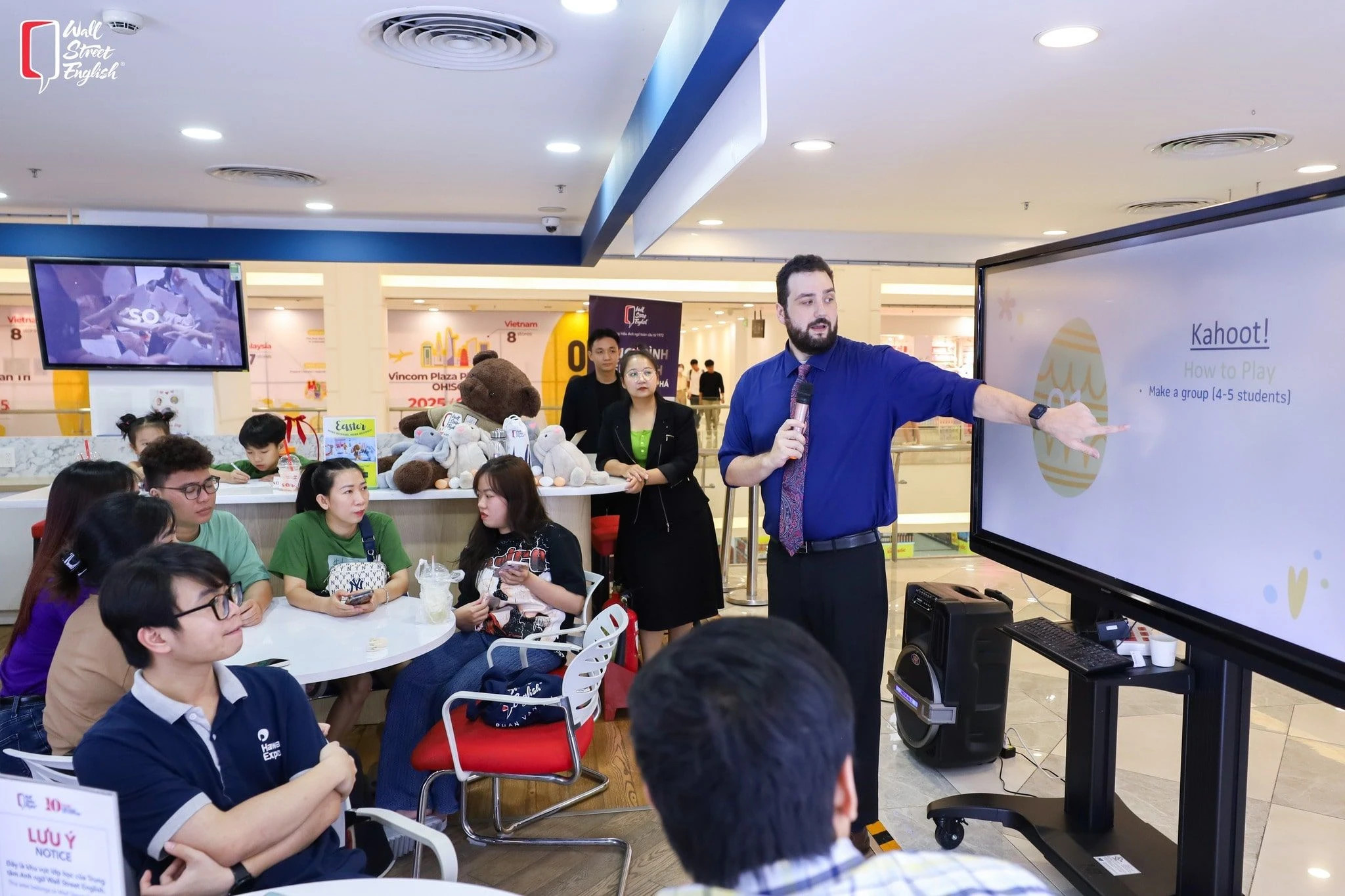 Người trẻ đang thực hành giao tiếp tiếng Anh