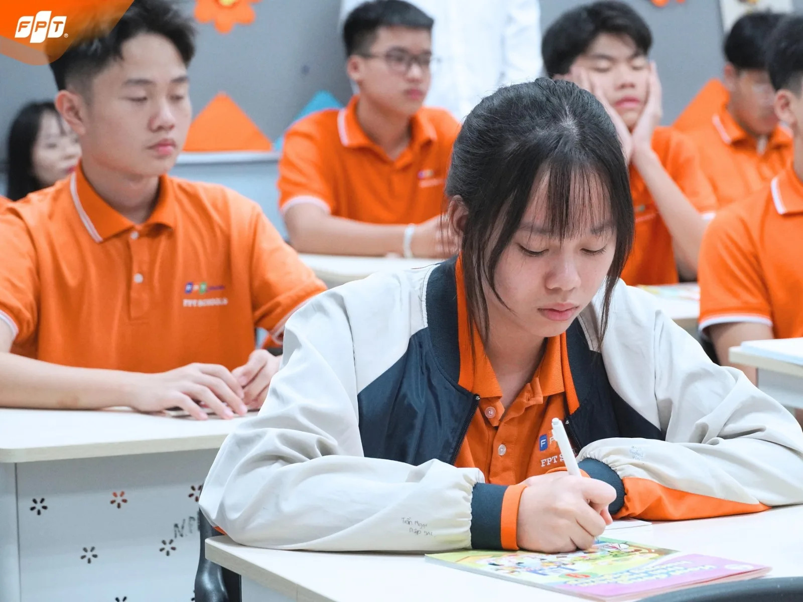 Khó kiểm soát cảm xúc