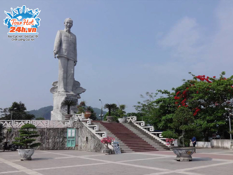 Tượng đài Bác Hồ tại Nhà máy Thủy điện Hòa Bình