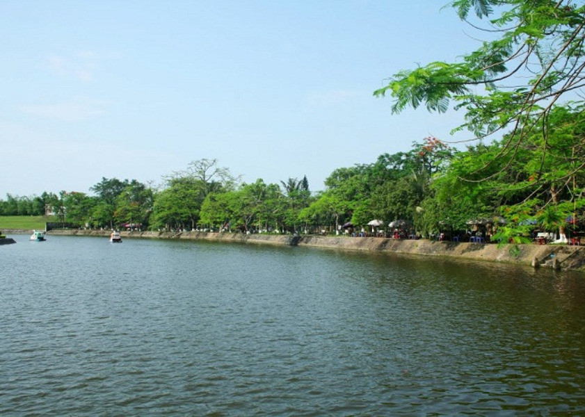 Hồ Bán Nguyệt Hưng Yên xanh trong