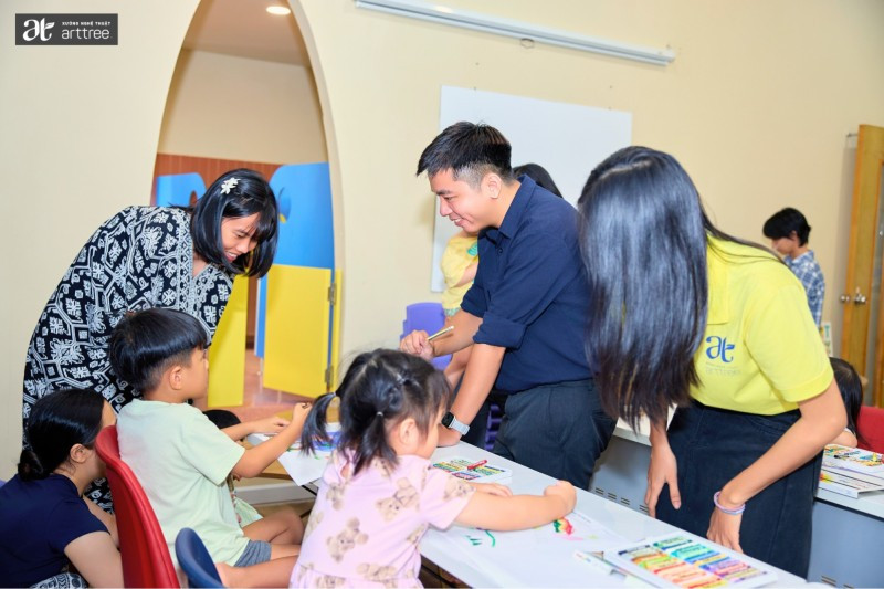 Art Tree và câu chuyện gắn kết yêu thương trong tranh vẽ Bác Hồ với thiếu nhi.