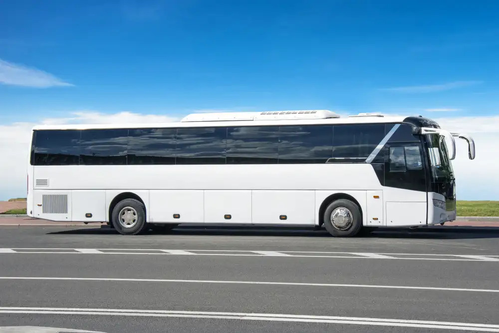 Xe khách di chuyển trên đường cao tốc hướng về Sapa