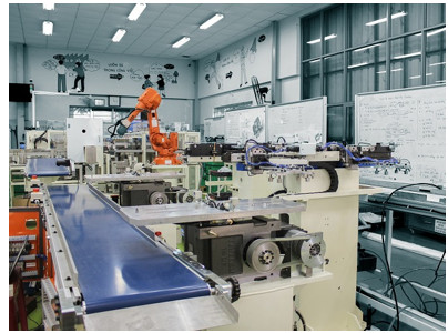 Robot tự động trong dây chuyền sản xuất công nghiệp