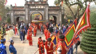 Không gian náo nhiệt trong lễ hội thành Cổ Loa