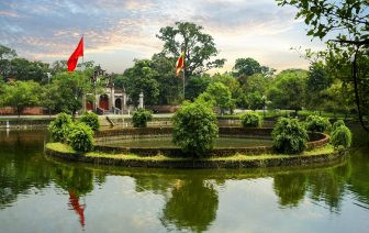 Giếng Ngọc thành Cổ Loa trước khu vực đền Thượng