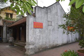 Không gian bên ngoài của Am Bà Chúa - nơi thờ công chúa Mỵ Châu